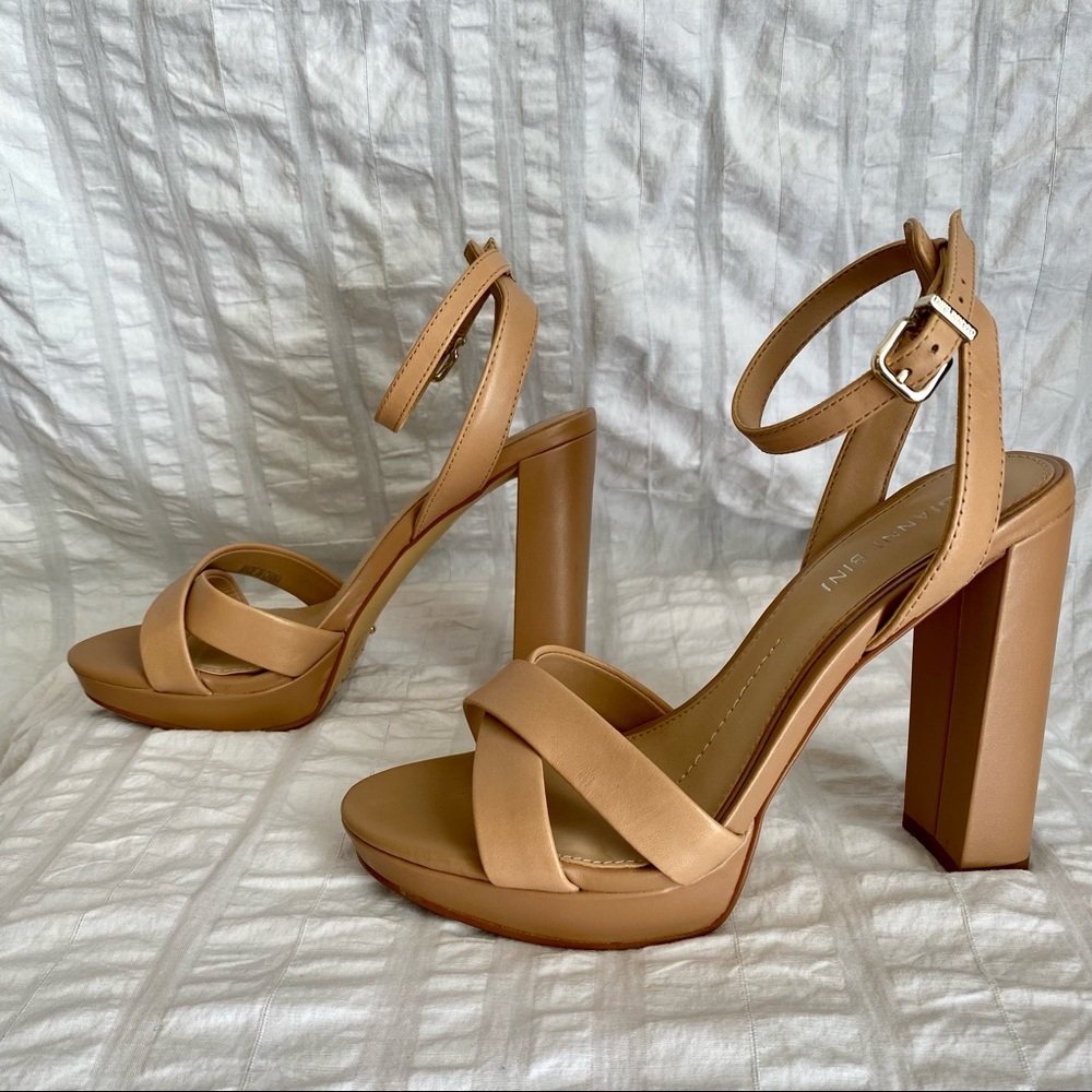 Gianni Bini leather platform heels. Tan/Nude size 6.
